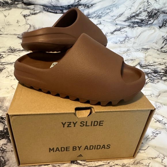 Yeezy Slides - Picture 2 of 4